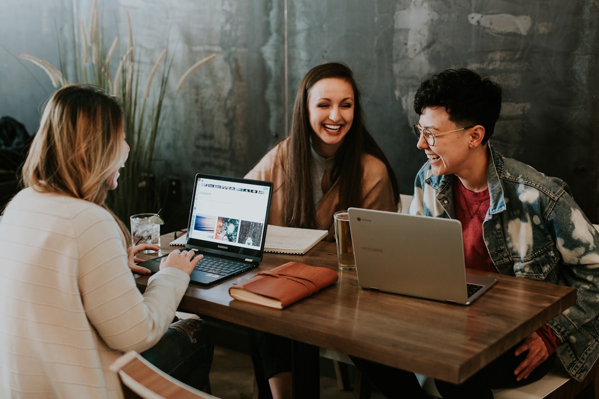 Equipo de gestión del distrito trabajando de forma colaborativa